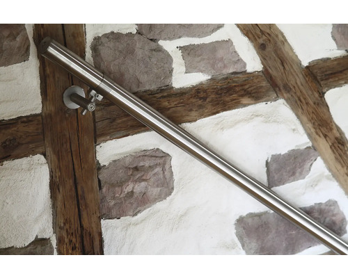 Edelstahl Handlauf an einer Wand mit Fachwerk