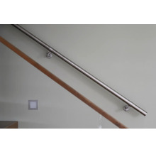 Edelstahlgeländer an einer Treppe mit Wandbefestigungen