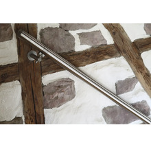 Edelstahlhandlauf an einer Wand mit Fachwerkelementen