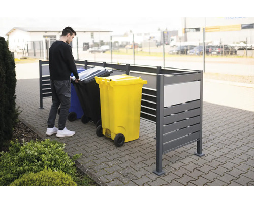Mülltonnenbox mit Person und Mülltonnen