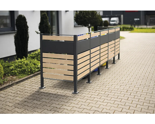 Mülltonnenbox mit Holzverkleidung im Außenbereich