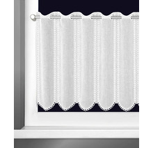 Gardine mit Lochmuster am Fenster