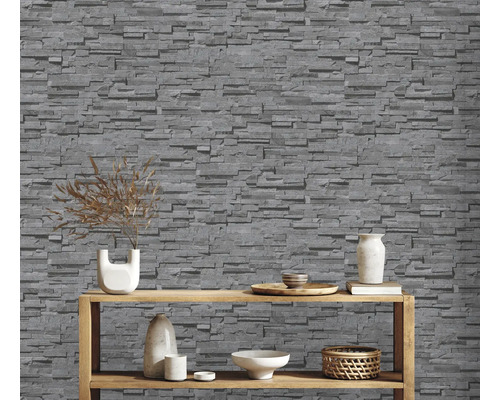 Fototapete in Steinoptik mit Regalelement und Dekoration