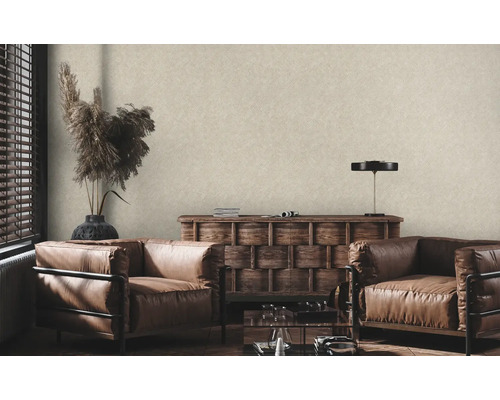 Wohnzimmer mit beiger Vliestapete mit Leinenstruktur, zwei Ledersesseln und Holzkommode