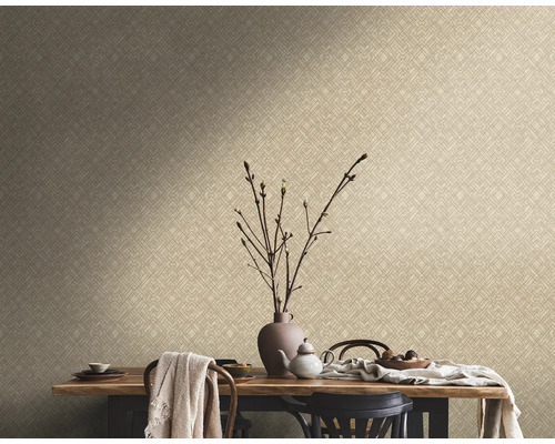 Nahaufnahme einer Wand mit gemusterter Tapete über einem Esstisch mit Geschirr und Dekorationen.