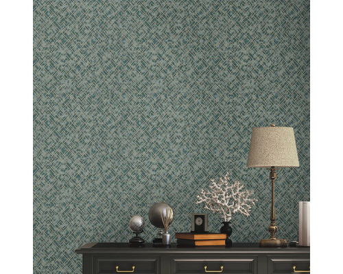 Wand mit geometrischer Mustertapete in einem Wohnzimmer