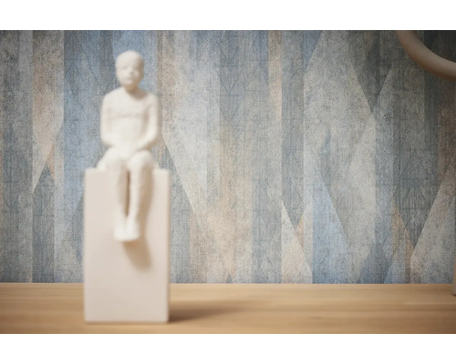 Tapete mit geometrischem Muster an der Wand