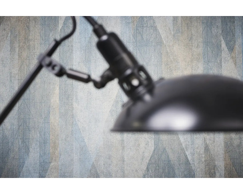 Nahaufnahme einer Leuchte vor einer gemusterten Wand