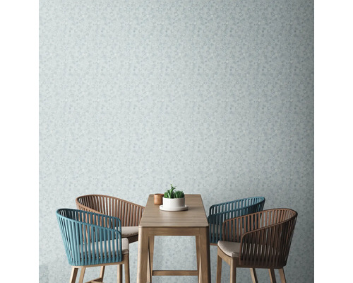 Szene mit gemusterten Tapeten, Tisch und Stühlen