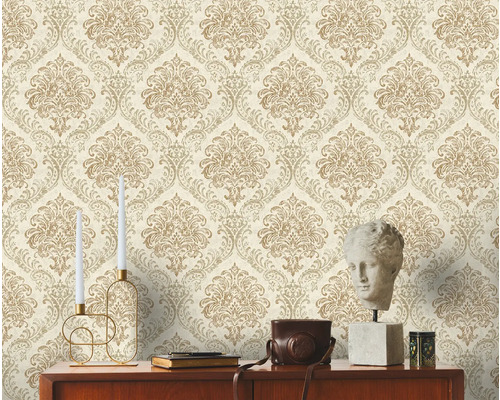 Dekoratives Zimmer mit gemusterter Tapete in floralem Design