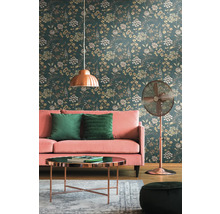 Wohnzimmer mit floraler Tapete, Sofa, Tisch, Stehlampe und Dekoration