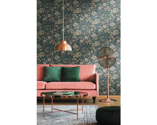 Wohnzimmer mit floraler Tapete, Sofa, Tisch, Stehlampe und Dekoration