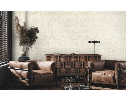 Wohnzimmer mit geometrischer Tapete, Ledersesseln und Holzmöbeln.