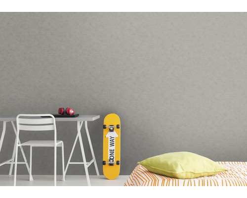 Helles Zimmer mit Schreibtisch, Stuhl, Skateboard und gemusterter Tapete