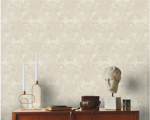 Beige Tapete mit Muster und Möbeln in einem Zimmer