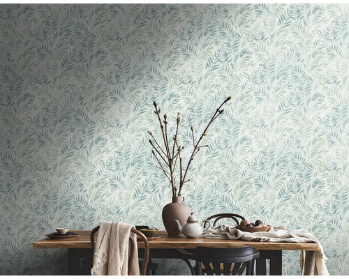 Raumansicht mit Blattmuster-Tapete, Esstisch und Dekoration
