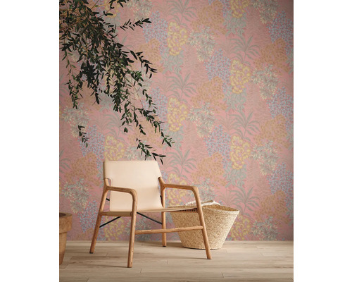 Szene mit floral gemusterter Tapete, Holzstuhl und Korb