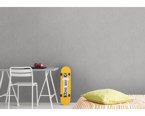 Graue Wandgestaltung im Jugendzimmer mit Schreibtisch, Stuhl und Skateboard