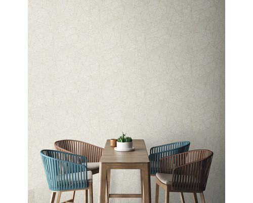 Wand mit abstrakter Vliestapete, Esstisch und Stühlen