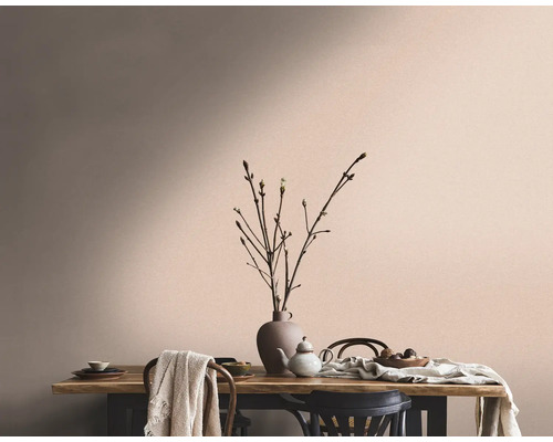 Esstisch mit Geschirr und Dekoration vor einer Wand