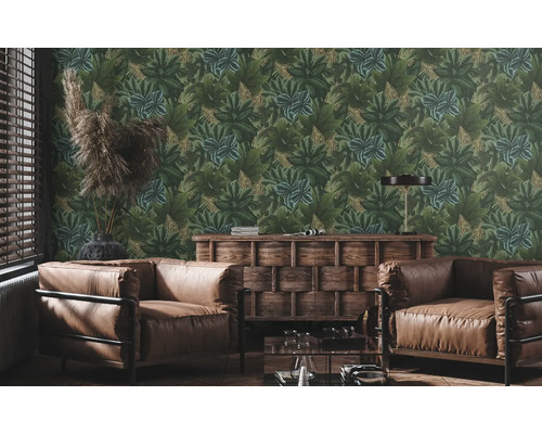 Wohnzimmer mit Ledersesseln, Holztisch und Dschungeltapete