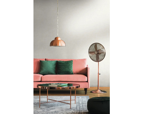 Wohnzimmer mit Sofa, Couchtisch, Stehlampe und Pendelleuchte.