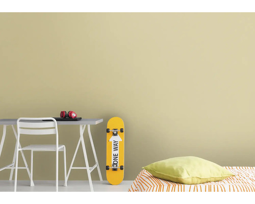 Jugendzimmer mit Schreibtisch, Stuhl, Kopfhörern, Laptop, Skateboard und Bett