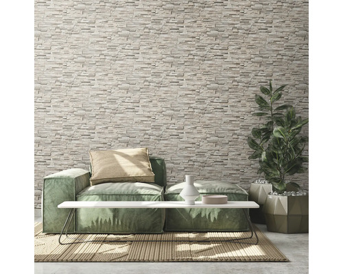 Wohnzimmer mit Steinwand, Sofa, Tisch und Pflanze im Topf