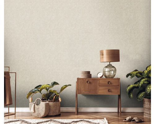 Dekoratives Wohnzimmer mit Kommode, Lampe, Pflanzen und gemusterter Tapete