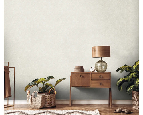 Dekorative Wandgestaltung mit heller Tapete in einem wohnlichen Interieur.