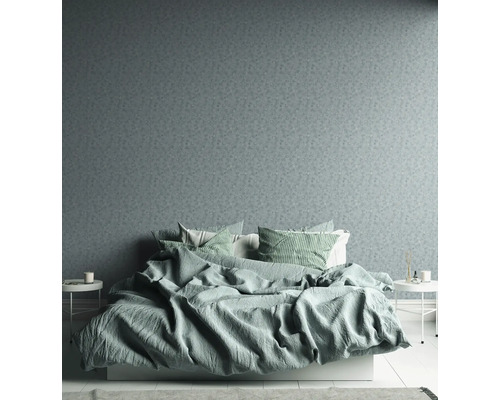 Schlafzimmer mit gemusterter Tapete, Bett und Nachttischen