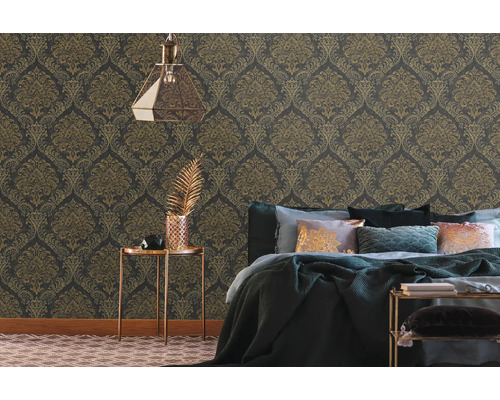 Schlafzimmer mit Barocktapete, Lampe und dekorativen Elementen