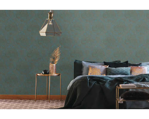 Dekorative Tapete in einem Schlafzimmer mit Bett, Nachttisch und Lampe