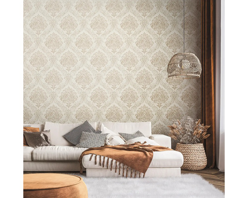 Wohnzimmer mit Sofa, Teppich und gemusterter Tapete