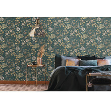 Schlafzimmer mit grüner Blumentapete, Nachttisch und Bett