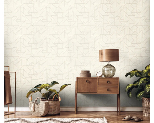 Dekoratives Wohnzimmer mit geometrischer Tapete, Kommode und Zimmerpflanzen