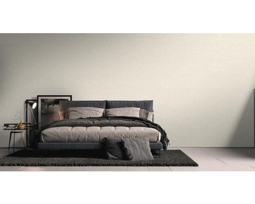 Schlafzimmer mit Bett, Nachttisch und Teppich für eine gemütliche Atmosphäre