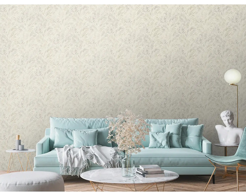 Wohnzimmer mit Sofa und gemusterter Tapete