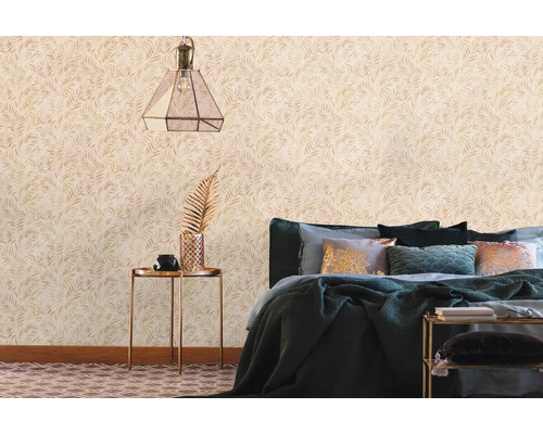 Schlafzimmer mit gemusterter Tapete, Lampe und Bett