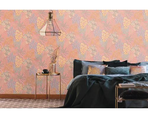 Schlafzimmer mit floral gemusterter Tapete, Bett und Beistelltisch