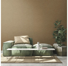 Wohnzimmer mit modularem Sofa, Couchtisch, Zimmerpflanze und Teppich