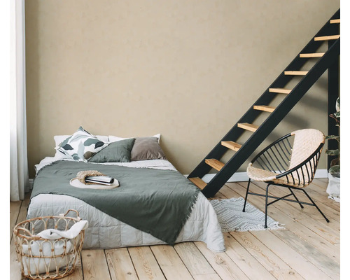 Schlafzimmer mit Bett, Leiter, Korb und Stuhl