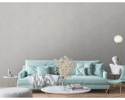 Wohnzimmer mit Sofa, Tisch, Lampe und Dekor