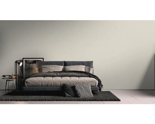 Schlafzimmer mit Bett, Nachttisch, Lampe und Teppich für eine ruhige und entspannende Atmosphäre