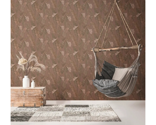 Einrichtungsidee mit Hängesessel, Kommode, Blumenvase, Teppich und bedruckter Tapete