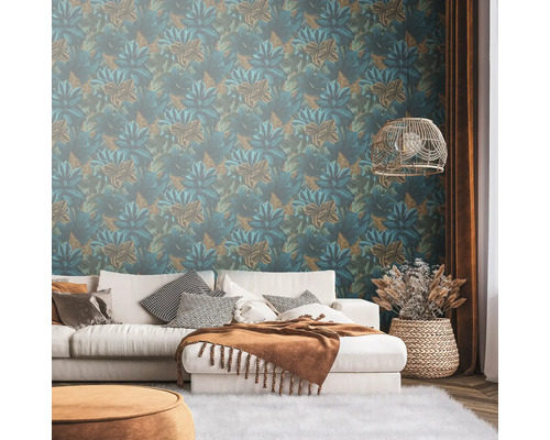Wohnzimmer mit blumiger Vliestapete, Sofa und Dekorationen