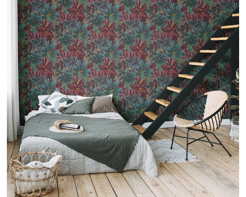 Schlafzimmer mit Bett, Stuhl und Wandtapete mit Pflanzenmuster