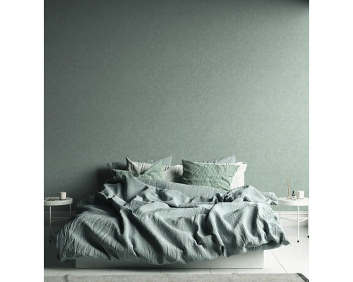 Schlafzimmer mit Bett, Nachttischen und Wandgestaltung für eine ruhige Atmosphäre