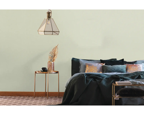 Schlafzimmer mit Bett, Nachttisch und Pendelleuchte