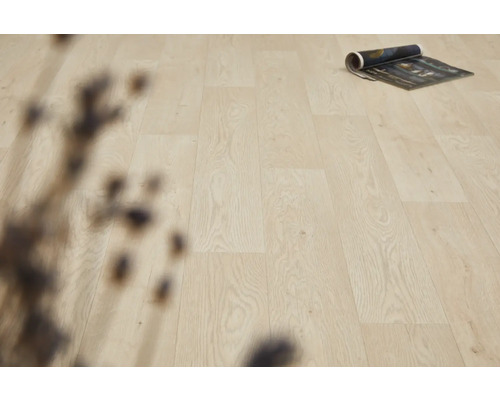 Heller Laminatboden mit Holzstruktur und einem Magazin.